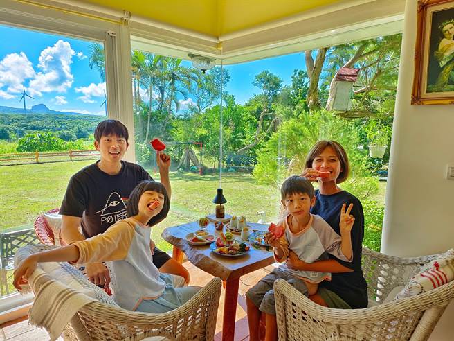 宥勝帶老婆慈惠和一對兒女環島度假。（喜鵲娛樂提供）
