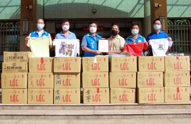 吴鼎信转送文创纪念T恤给五镇环保人员，替吴鼎文圆满完成一桩感恩和回馈地方的事情。（金寧乡公所提供）