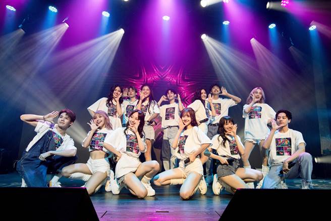 PINK FUN與原子少年地球團成員同台。（索尼提供）