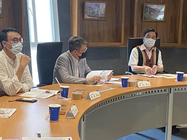 原住民族委员会主委夷将·拔路儿Icyang·Parod（右），8日参访国立台中教育大学时指出，原民国中小助学金有精进便民措施。（张妍溱摄）