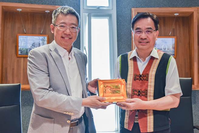 国立台中教育大学当场致赠纪念品给原住民族委员会。（原民会提供／张妍溱台中传真）