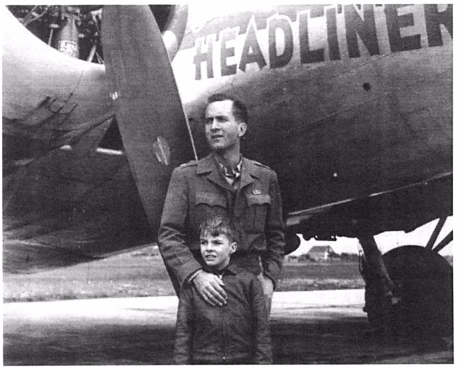 麦凯瑞中校昵称「德克斯」，原为记者，后加入美国陆军航空军担任公关官，他筹组记者招待团，亲自挑选一批同盟国记者赴广岛报导，但建议记者在报导中淡化对于所见景象的描述。他告诉记者：「我认为我们的国民尚未准备好。」(图/尖端出版提供)