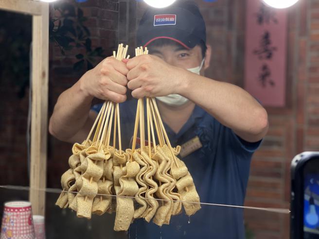 新竹地区家庭客眾多，韩国展特别推出辣炒年糕、鱼板串、海苔饭卷等经典料理。（远百竹北提供）