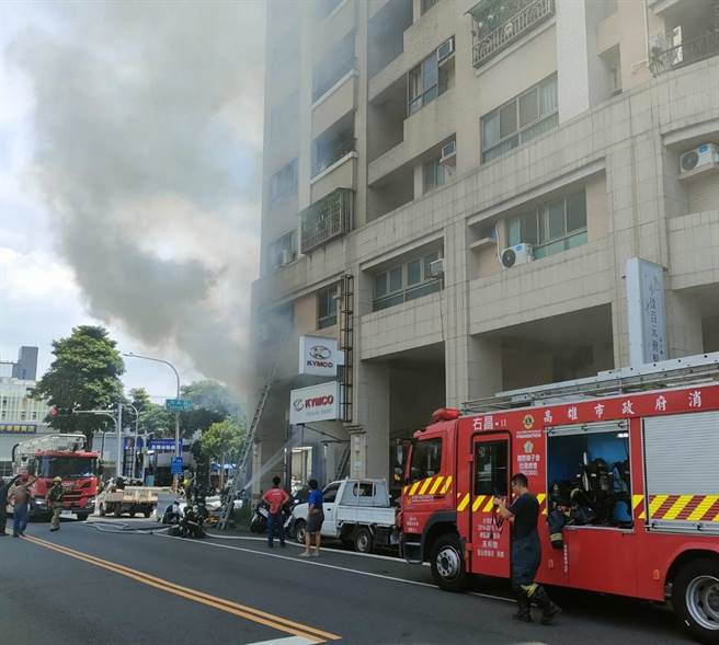 高雄市楠梓区秀群路一处大楼8日下午发生火警，警消到场抢救。（翻摄照片／林瑞益高雄传真）