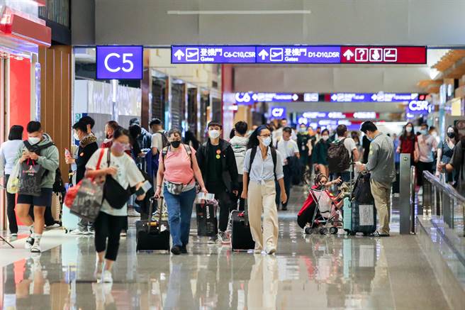中央指挥中心宣布，桃园机场即日起松绑3项转机限制，转机旅客可以自由在出境区免税店选购，以及在美食街区用餐，航空公司及免税商店业者乐观其成，同时配合松绑政策，重新调整机场免税店营业时间等相关措施，转机旅客也认为，台湾跟上世界的脚步更方便。图为转机旅客在出境区逛免税店。（陈麒全摄）