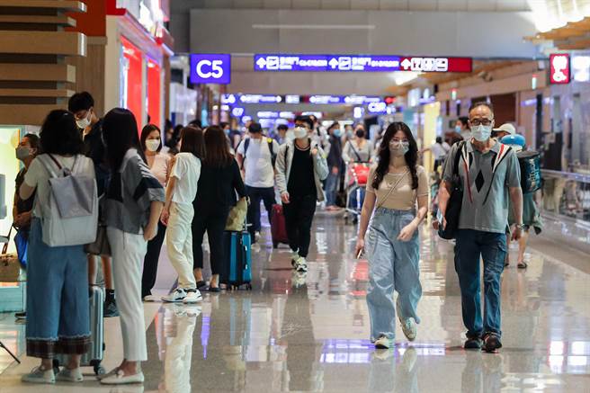 中央指挥中心宣布，桃园机场即日起松绑3项转机限制，转机旅客可以自由在出境区免税店选购，以及在美食街区用餐，航空公司及免税商店业者乐观其成，同时配合松绑政策，重新调整机场免税店营业时间等相关措施，转机旅客也认为，台湾跟上世界的脚步更方便。图为转机旅客在出境区逛免税店。（陈麒全摄）