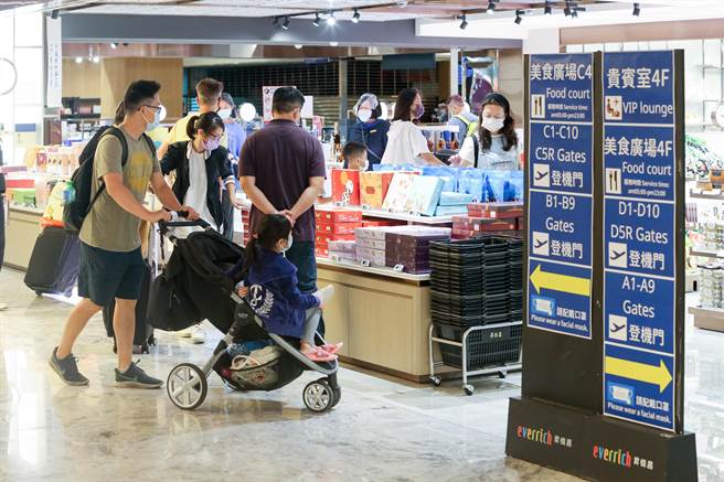 转机旅客在出境区逛免税店。（陈麒全摄）