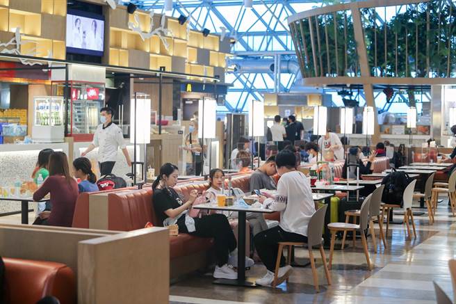转机旅客在出境区美食街用餐。（陈麒全摄）（陈麒全摄）