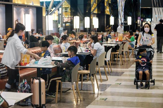 转机旅客在出境区美食街用餐。（陈麒全摄）（陈麒全摄）
