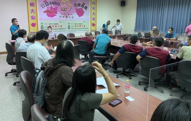 农粮署副署长苏茂祥今天南下与大安区等农友进行座谈，以研议解决农友申请产销履歷的除草问题。（民眾提供）