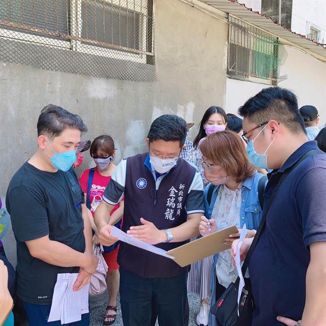 新北市议员金瑞隆就表示，有民眾反映兴南国小一带机车停车位难寻，为此他办理多次会勘，希望能谋求各方意见，找出最佳解决方案。（金瑞龙提供／李奇叡新北传真）