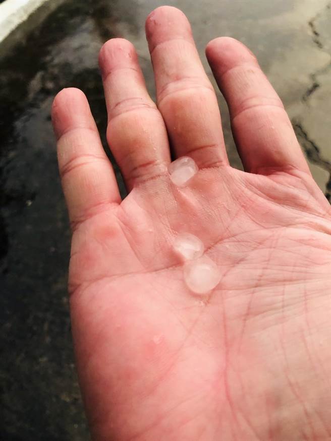民眾在西港堤防旁发现天空降下的冰雹。（读者提供／程炳璋台南传真）