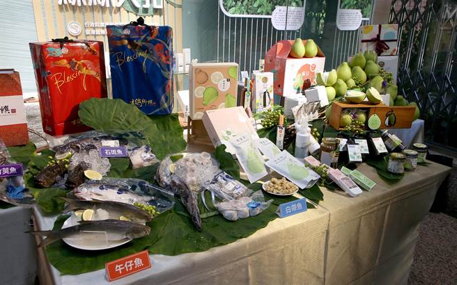 农委会8日举办「剥文旦吃石斑 中秋团圆爱台湾」记者会，推出农游券3.0，即日起推出消费满600抽200的农游券，计推出30万份，现场展示多样商品礼盒。（赵双杰摄）