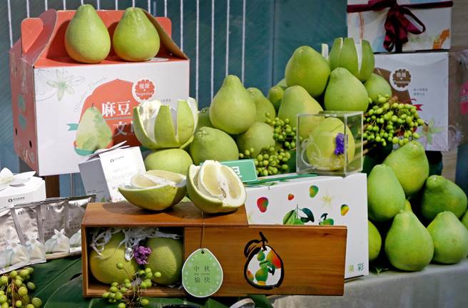 农委会8日举办「剥文旦吃石斑 中秋团圆爱台湾」记者会，推出农游券3.0，即日起推出消费满600抽200的农游券，计推出30万份，现场展示麻豆文旦和相关产品。（赵双杰摄）