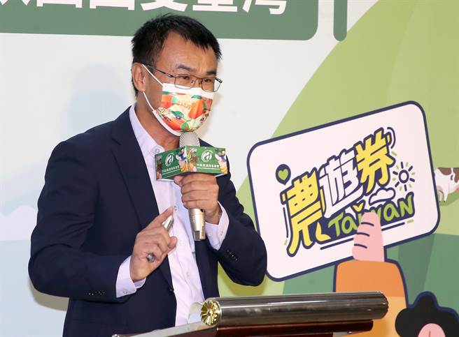 农委会8日举办「剥文旦吃石斑 中秋团圆爱台湾」记者会，推出农游券3.0，农委会主委陈吉仲（见图）表示，上次农游券2.0创造了70亿元的经济效益，也带动超过500万的国人到全国的农渔村消费，满意度达到98％，也增加农产业经济活动及农民收入。（赵双杰摄）