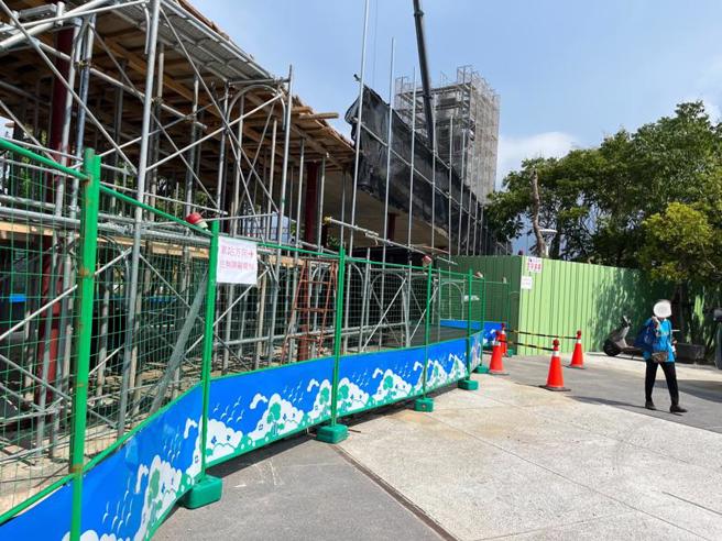 「苗栗火车头园区」连接苗栗火车站西站2楼平台空桥工程，因应施工，旅客要前往西站位于1楼的厕所、无障碍电梯时，都需从空桥下仅约1米宽的临时通道经过，有民眾投诉施工围篱简陋、照明不足。
（图/ 中央社）