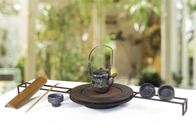 透过回收的汽车煞车轮盘巧妙造形，嵌入锈陶壶承融为一体为茶盘。由于圆之盘与方之茶桌格格不入，焊接活动置架左右两端做延伸，视觉与功能的设计与融合。（陈金旺提供／杨舒婷高雄传真）