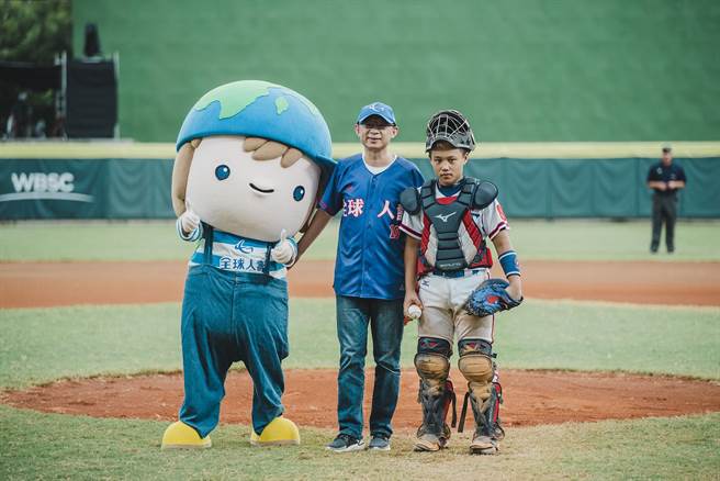 全球人寿赞助「2022第六届WBSC世界杯少棒锦标赛」（U12），日前举办主题日，活动邀请全球人寿总经理马君硕(中)担任开球嘉宾。（全球人寿提供)