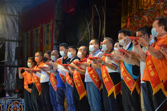 新北市土城區義塚大墓公今日展開起為期4天的中元祭典活動，新北市長侯友宜到現場祈福參拜，期許大墓公祖持續庇佑新北市。（蔡雯如攝）