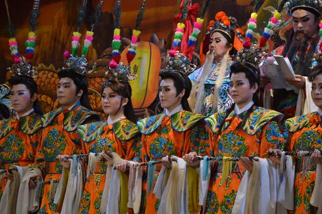 新北市土城區義塚大墓公今日展開起為期4天的中元祭典活動，今晚邀請明華園當家小生孫翠鳳率領總團演出《賣藝王家》戲碼。（蔡雯如攝）