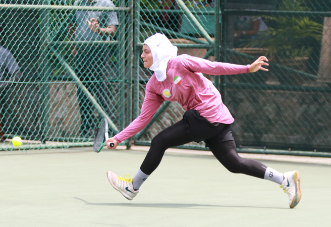 伊朗女将长袖长裤包的密不透风。（四维体育推广教育基金会提供）