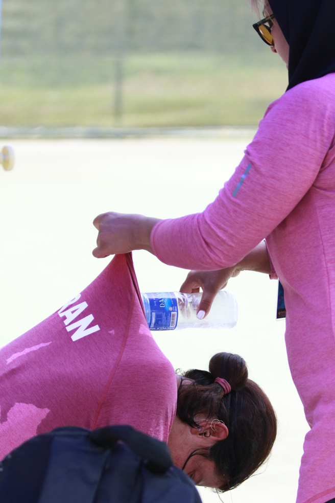 伊朗女将被长袖长裤包的密不透风，比赛中一度呼吸困难，教练只好把背部球衣掀起，再把冰水倒入衣内降温。（四维体育推广教育基金会提供）