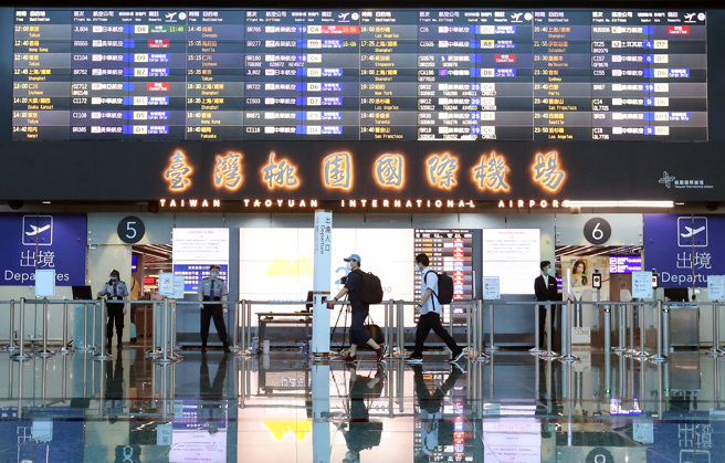 自8月15日零时(航班表定抵臺时间)起，「所有来臺旅客」搭机前取消持2日内PCR报告。（资料照 范扬光摄）