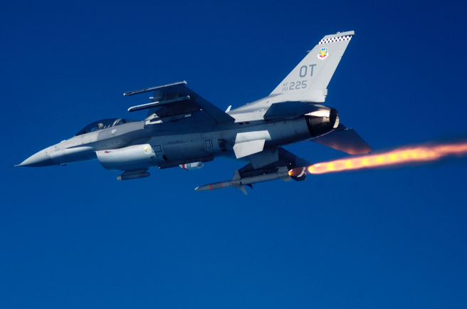 F-16发射高速反辐射飞弹。(图/美国空军)