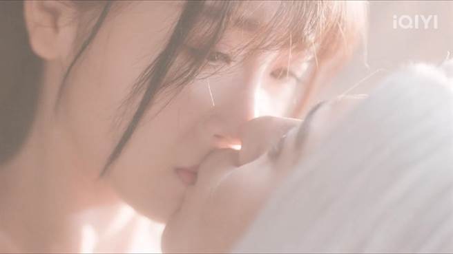虞書欣、王鶴棣吻戲有如「巴黎鐵塔翻過來轉過去」的情節（愛奇藝國際站提供）