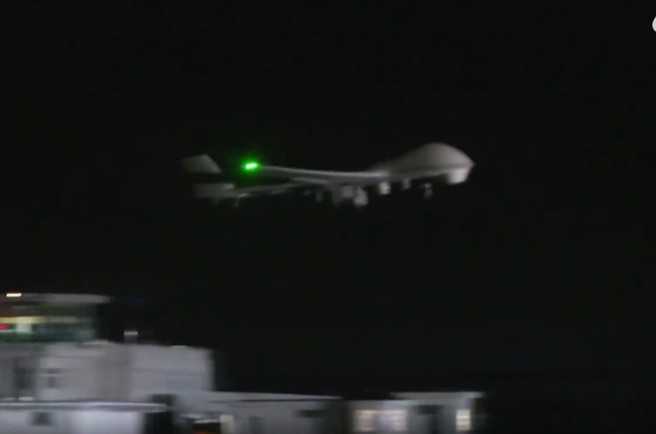 今（8）日晚間有1架次共軍無人機進入金門地區禁限制水域上空，馬祖南竿也出現9個不明光點。（取自央視軍事微博）