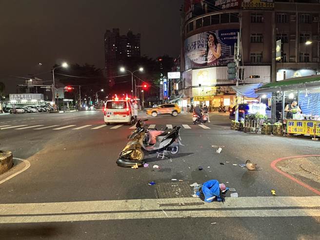 外送員停紅燈突遭追撞，後車騎士倒地抽搐命危。（高市鳳山分局提供／楊舒婷高雄傳真）