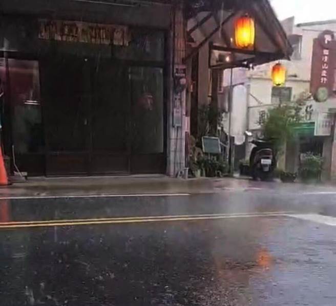 新社地區8日下的冰雹雨約有5元硬幣大小，居民驚叫說，他們從沒看過那麼大的冰雹！（民眾提供）