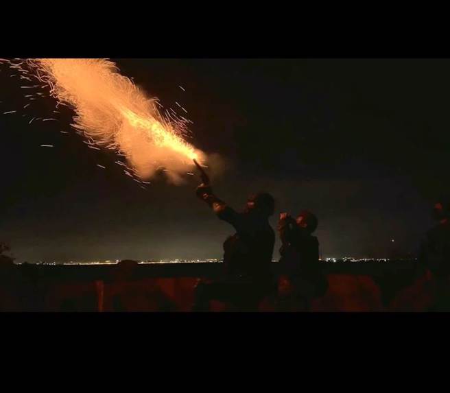 大陆无人机夜扰金门， 守军发射信号弹示警。（金防部提供／李金生传真）