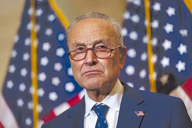 參議院多數黨領袖舒默宣稱這項法案是「美國史上最大規模潔淨能源法案」。圖／美聯社