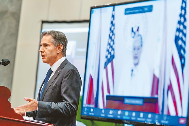 美澳日三國外長聯合聲明，對中方軍演影響國際秩序和穩定表達憂慮，並譴責北京發射5枚彈道飛彈落入日本專屬經濟海域（EEZ），使緊張局勢升溫。圖為美國國務卿布林肯。（美聯社）