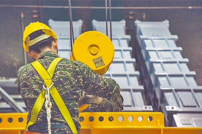 中共繼續對台軍演，恐為今日股匯市增添變數。圖為海軍海鋒大隊官兵24小時加強戒備，嚴密監控台海周邊狀況及軍事動態。（軍聞社）