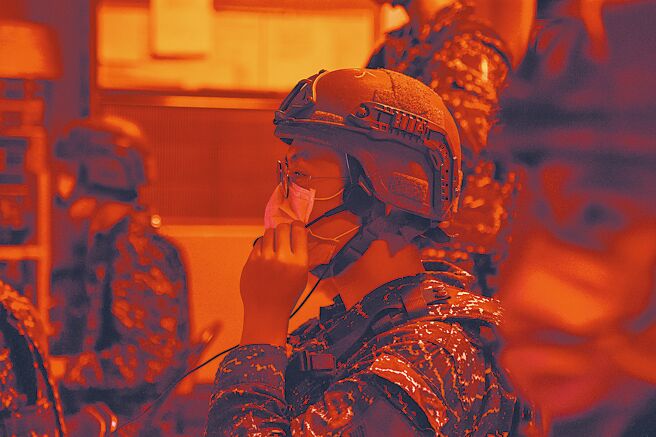 台北市长柯文哲表示，两岸关系变化不是一天的事，好几年前就知道，但当时都不做任何动作也不往来，现在只能危机处理。图为因应中共近日在台海周边实施军演威吓，海军海锋大队官兵24小时加强戒备。（军闻社）