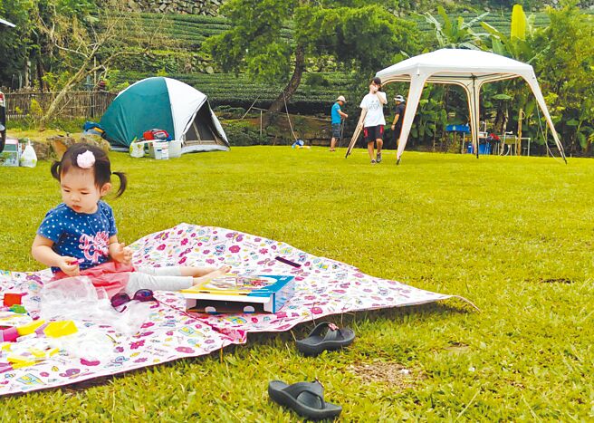 亲近山林的露营活动，成了不少民眾出游首选。（林和生摄）