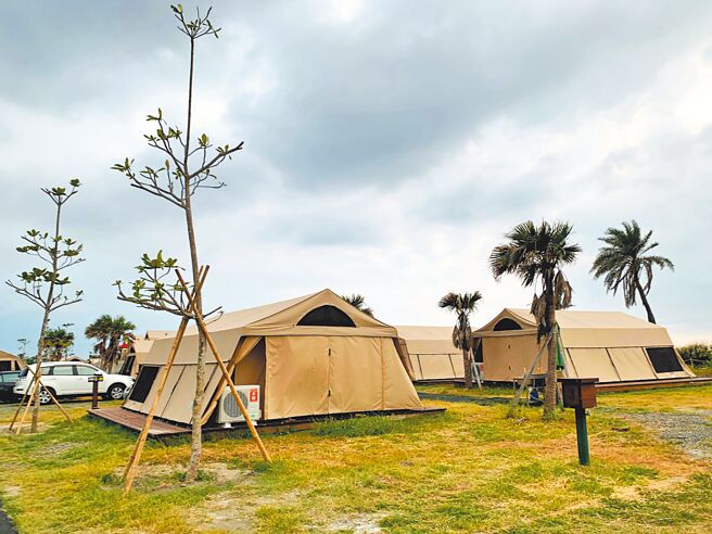 中央松绑营地限制，露营业者两样情，希望能多符合业界实际现况，而非看得到吃不到。图为高市观光局与「露营乐」业者打造的合法旗津豪华露营区。（柯宗纬摄）