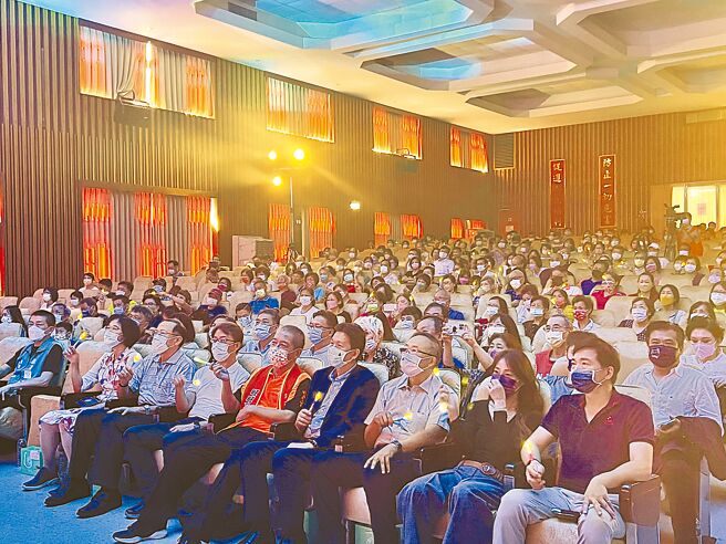 旺旺文教基金會、《中國時報》、中國電視與基隆市政府等單位，7日下午在市警局禮堂共同舉辦「讓奉獻成為一種榮耀」公益演唱會。（陳彩玲攝）