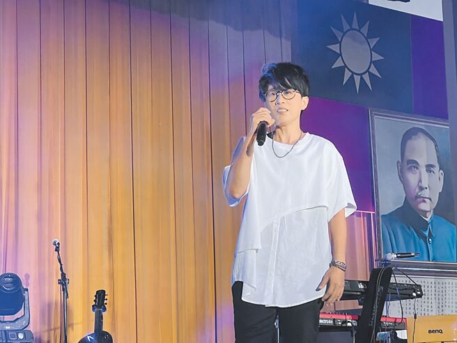 旺旺文教基金會、《中國時報》、中國電視與基隆市政府等單位，7日下午在市警局禮堂共同舉辦「讓奉獻成為一種榮耀」公益演唱會。（陳彩玲攝）