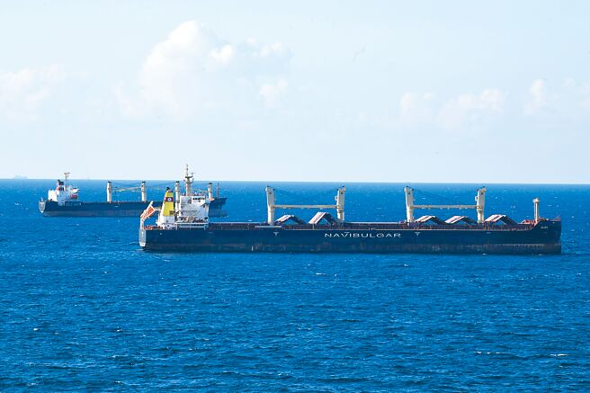 第2批载有葵花籽油、葵花籽、玉米等农产品的4艘乾货船驶离乌克兰港口，前往土耳其伊斯坦堡。（新华社）