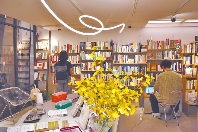 在台北西门町，有家港人经常上门的书店，店名「飞地Nowhere」颇能形容在台港人的矛盾处境，即属于这里，却又不属于这里。（陈冠宇摄）