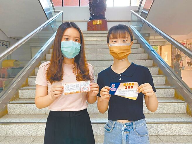 苗栗县竹南镇公所以非现金方式发放教育券遭质疑图利厂商，镇长方进兴解释是尊重风电业者，一切依法办理从无图利业者。（竹南镇公所提供／李京升苗栗传真）