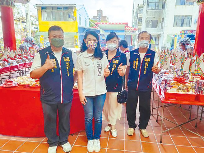 民眾黨新竹市長參選人高虹安（左二）7日至內天后宮參加中元普渡活動，她表示，樂見好的政見造福市民，但也不能選舉支票一直開，口說無憑。（摘自高虹安臉書／陳育賢新竹傳真）