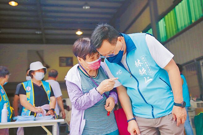 國民黨新竹市長參選人林耕仁7日至空軍一村及曲溪里固票，同時也推出「照顧長者」政策。（林耕仁提供／陳育賢新竹傳真）