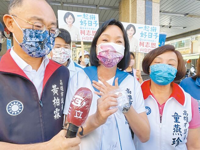 国民党高雄市长候选人柯志恩7日上午前往高雄三民区狮湖早市拜票，有支持者特别在父亲节前夕赠送柯志恩一枚「福」字徽章，让她热泪盈眶，数度哽咽向支持者道谢。（洪浩轩摄）