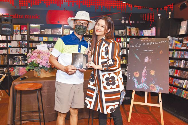 任爸（左）昨现身签名会力挺女儿Selina。（任真美好提供）