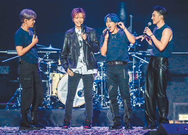 五坚情昨邀好友八三夭同台合作。（粘耿豪摄）