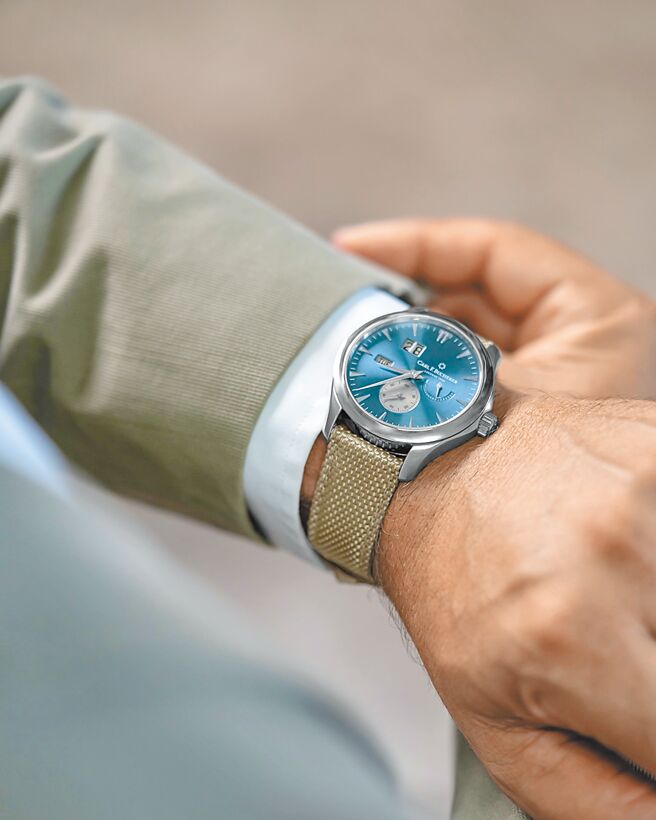 寶齊萊在父親節檔期推薦馬利龍外緣動力大日曆腕表，28萬元。（Carl F.Bucherer提供 )